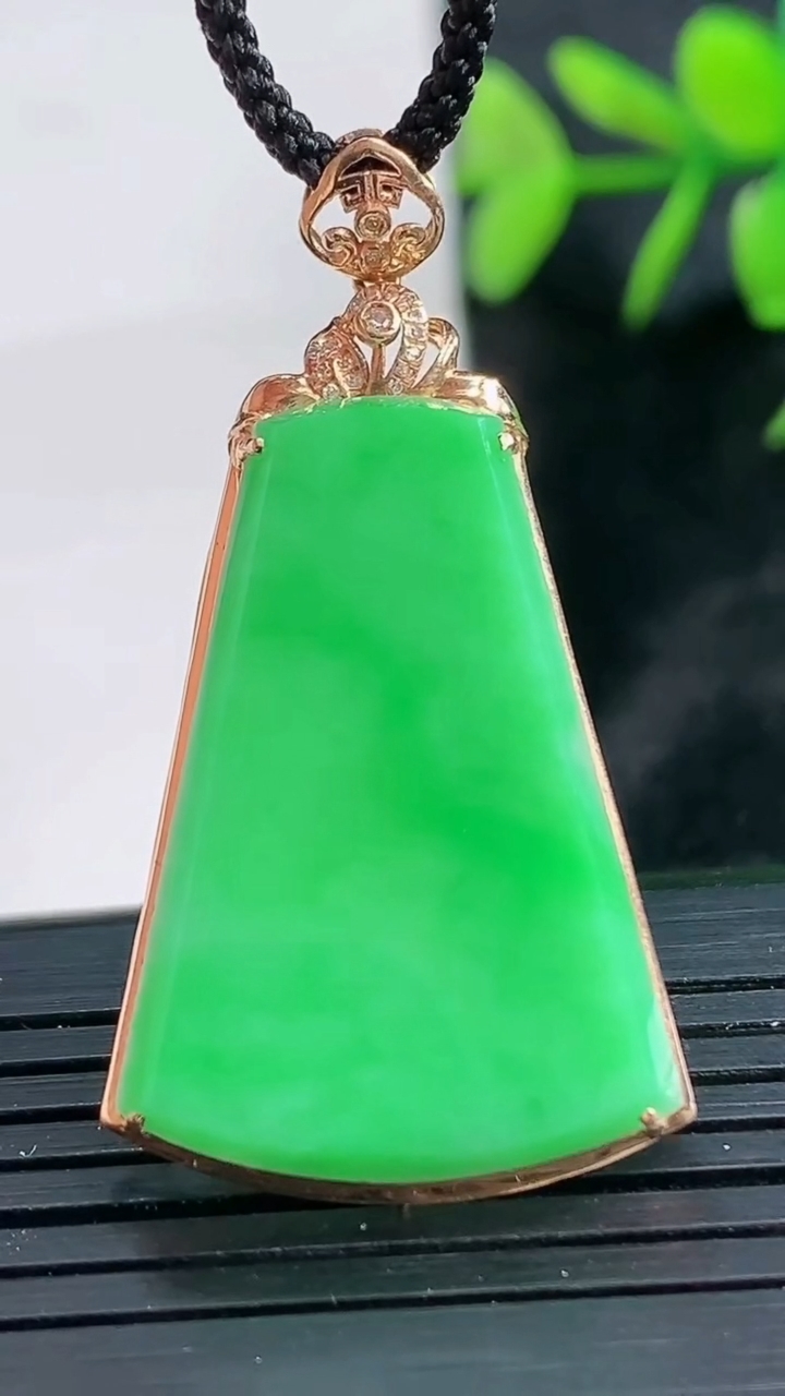 天然A货翡翠无事牌吊坠尺寸39.6-21.3-6.1重量:3.24g
3月28日