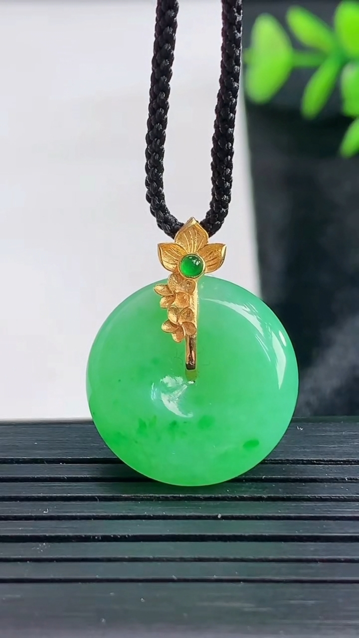 天然A货翡翠平安扣吊坠尺寸19.6-5.2重量:4.49g
3月28日