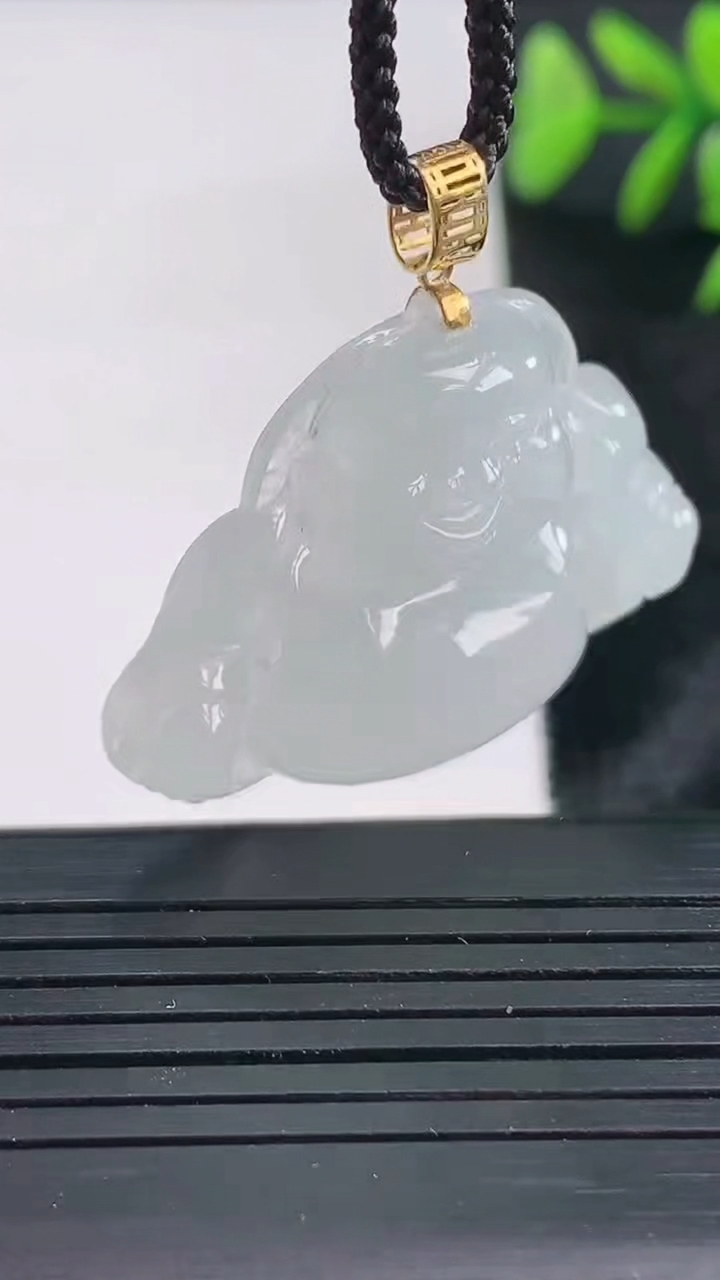 天然A货翡翠种白冰佛公吊坠尺寸26.4-34.2-7.4重量:9.72g
3月28日