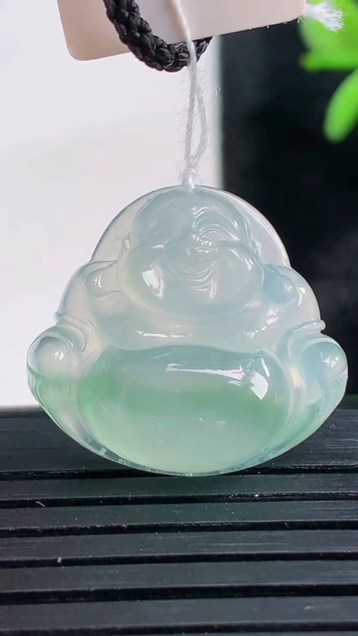 天然A货翡翠冰种飘花佛公吊坠尺寸20.9-22.7-5.8重量:4.48g
3月28日