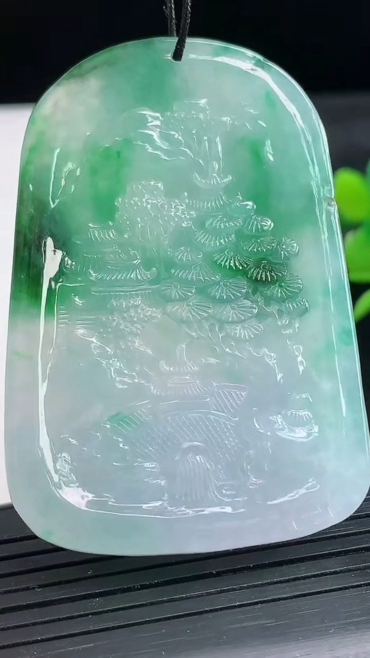 天然A货翡翠山水牌吊坠尺寸58.4-39.6-11.5重量:52.24g
3月28日