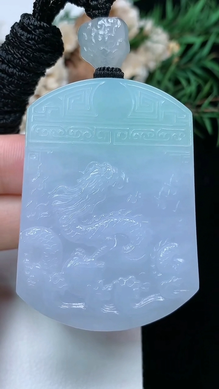 天然A货翡翠龙牌吊坠，尺寸51.5-37.4-12，重量:64.60g
3月28日