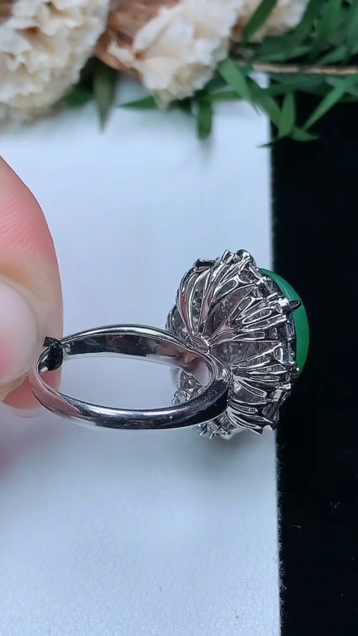 天然A货翡翠蛋面戒指 吊坠两用款，尺寸16.7-15.5-12.3，重量:8.44g2026年3月28日
工厂直销收藏佳品,种好水足，色泽均匀，有种有色，上手高大气！