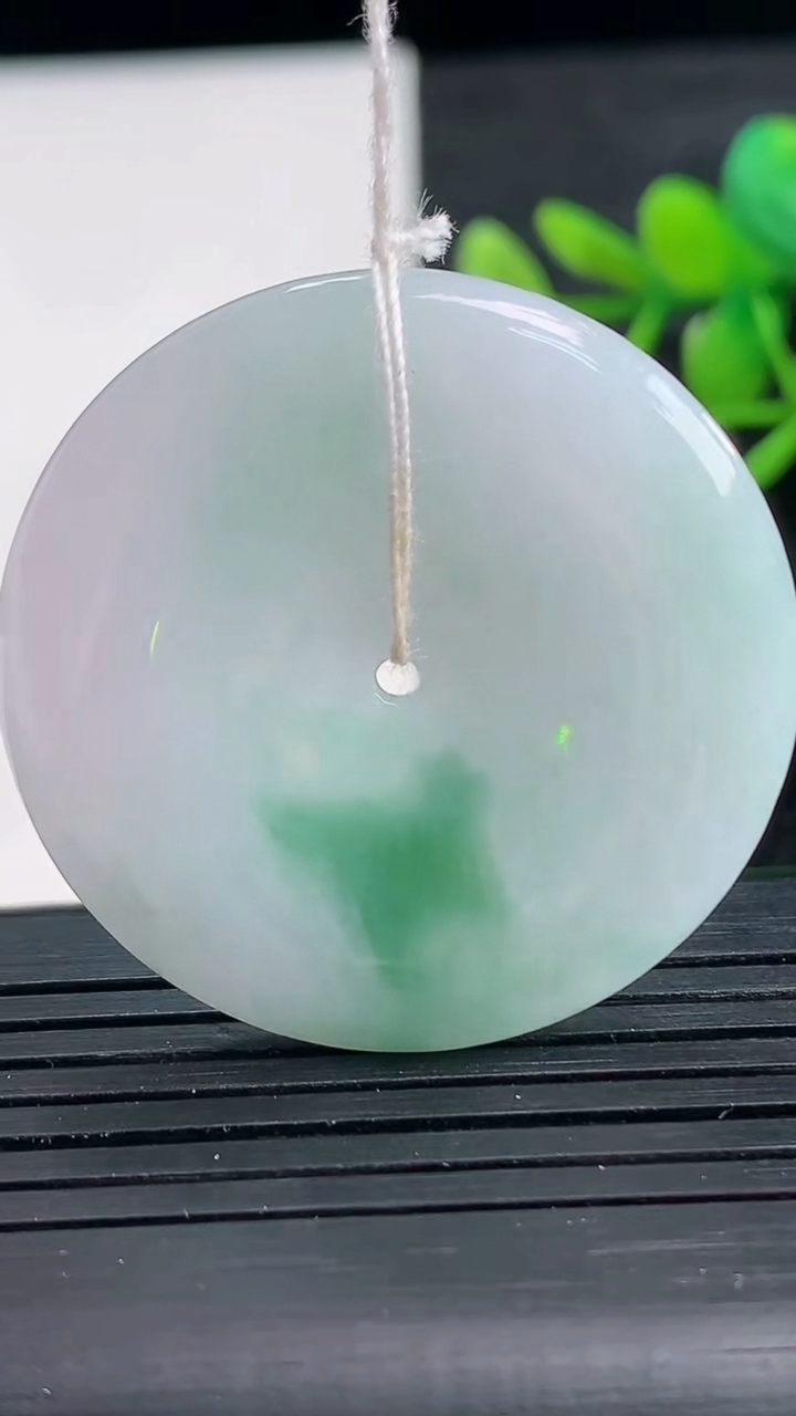 天然A货翡翠平安扣吊坠尺寸35.9-5.4重量:15.17g
3月28日