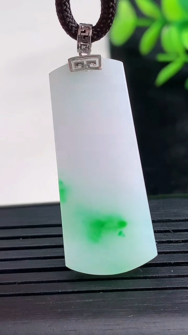 天然A货翡翠无事牌吊坠尺寸35.9-15-3.6重量:5.31g
3月28日