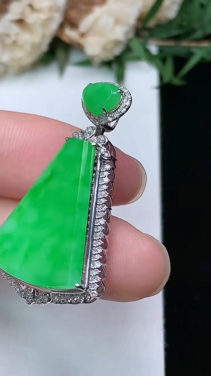 天然A货翡翠无事牌吊坠，尺寸34.7-20-7.7，裸石21.5-16.8，重量:4.34g
3月28日