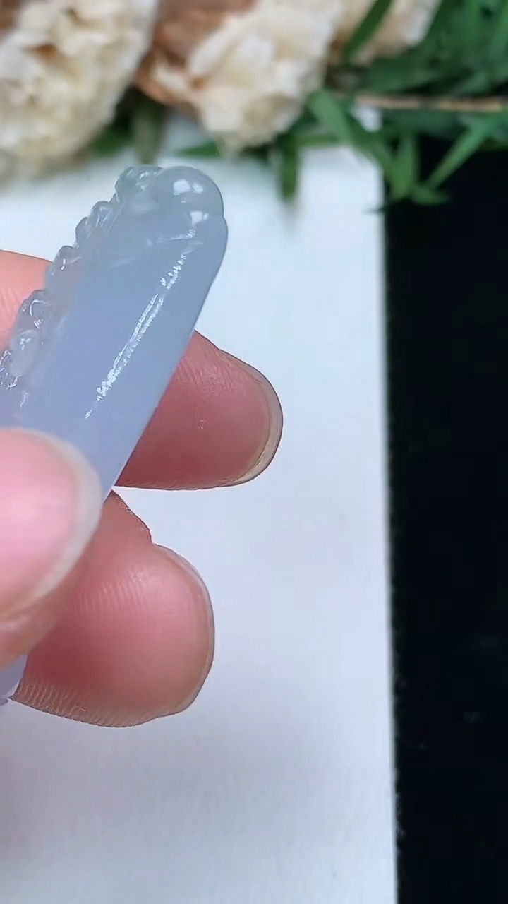 天然A货翡翠白冰仿古龙牌吊坠，尺寸40-18.5-7.7，重量:9.49g
3月28日