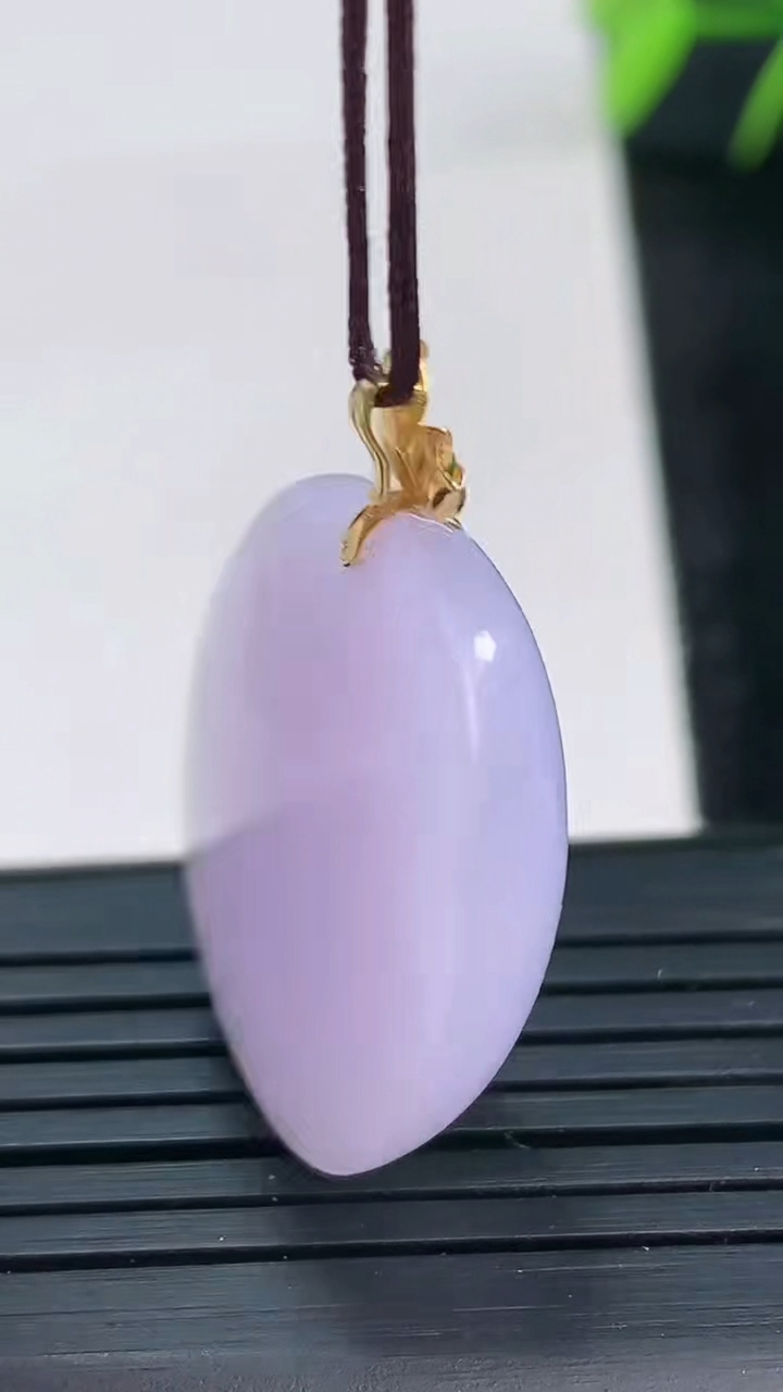 天然A货翡翠18K金紫罗兰蛋面吊坠尺寸26.1-21.5-10.4重量:10.15g
3月28日
