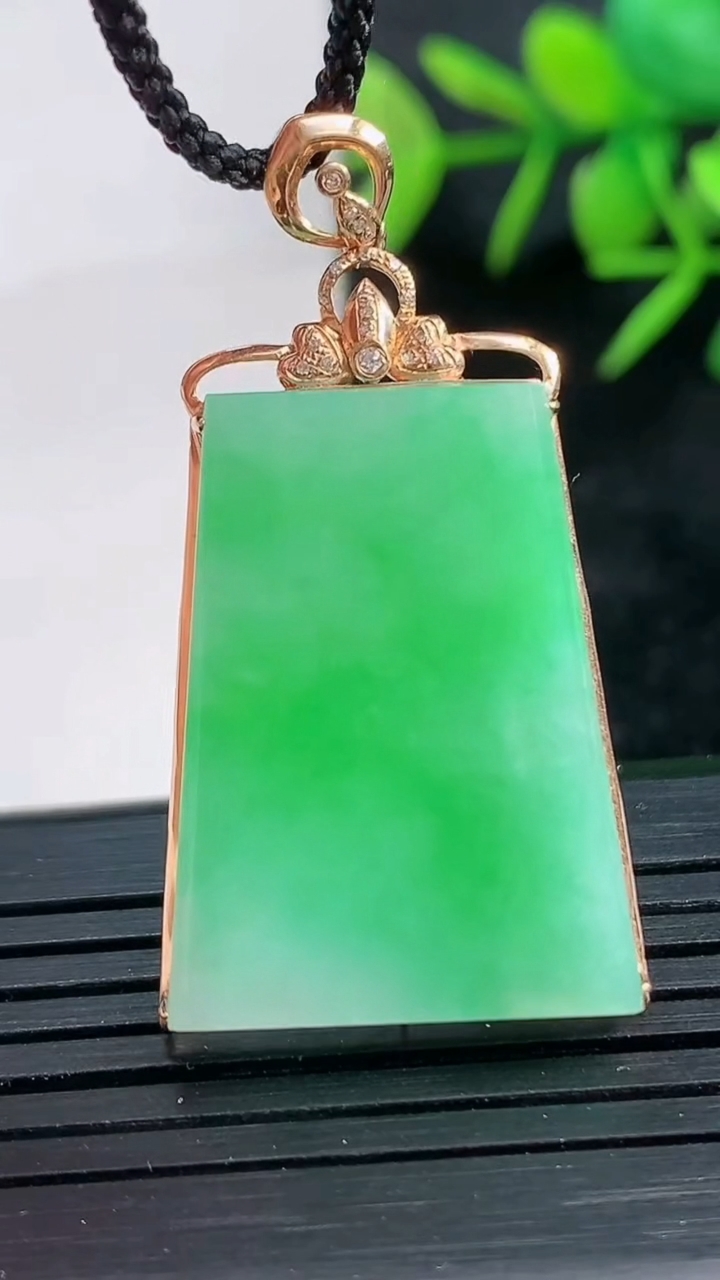 天然A货翡翠无事牌吊坠尺寸40.2-21-5.8裸石26.7-19.3重量:5.12g
3月28日