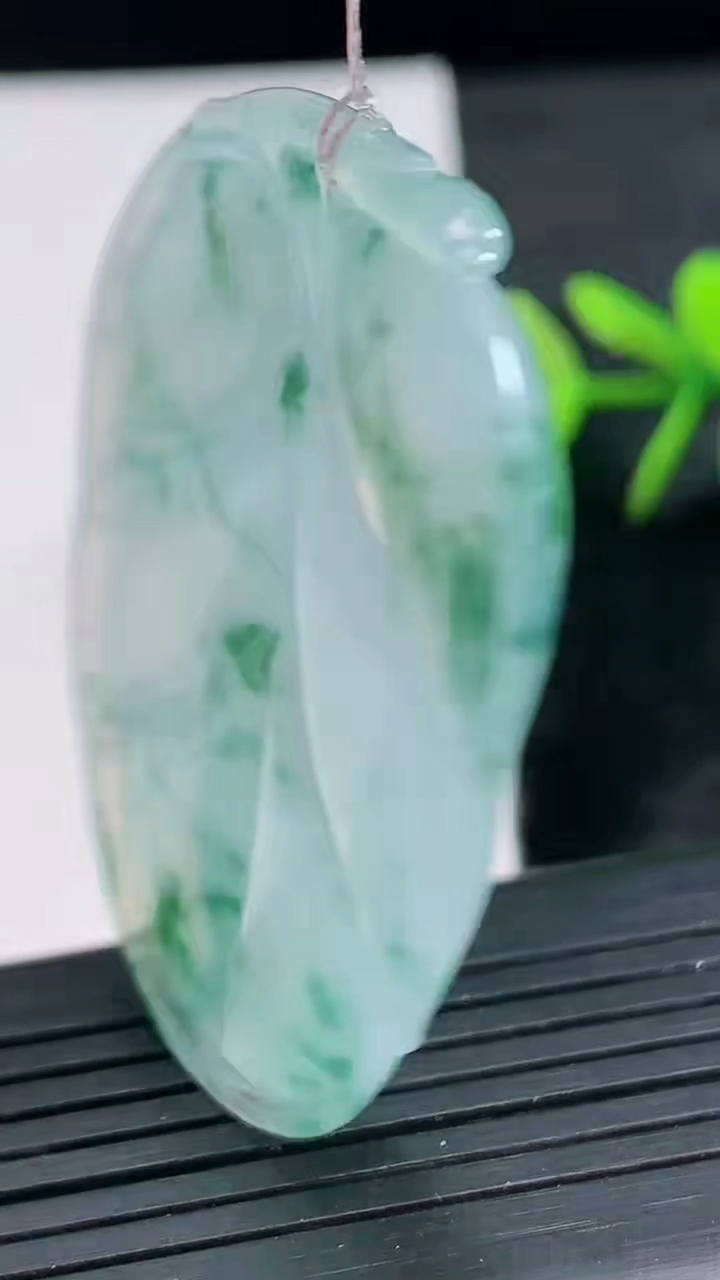 天然A货翡翠种飘花金枝玉叶 叶子吊坠尺寸49-33.7-5.8重量:17.62g
3月28日