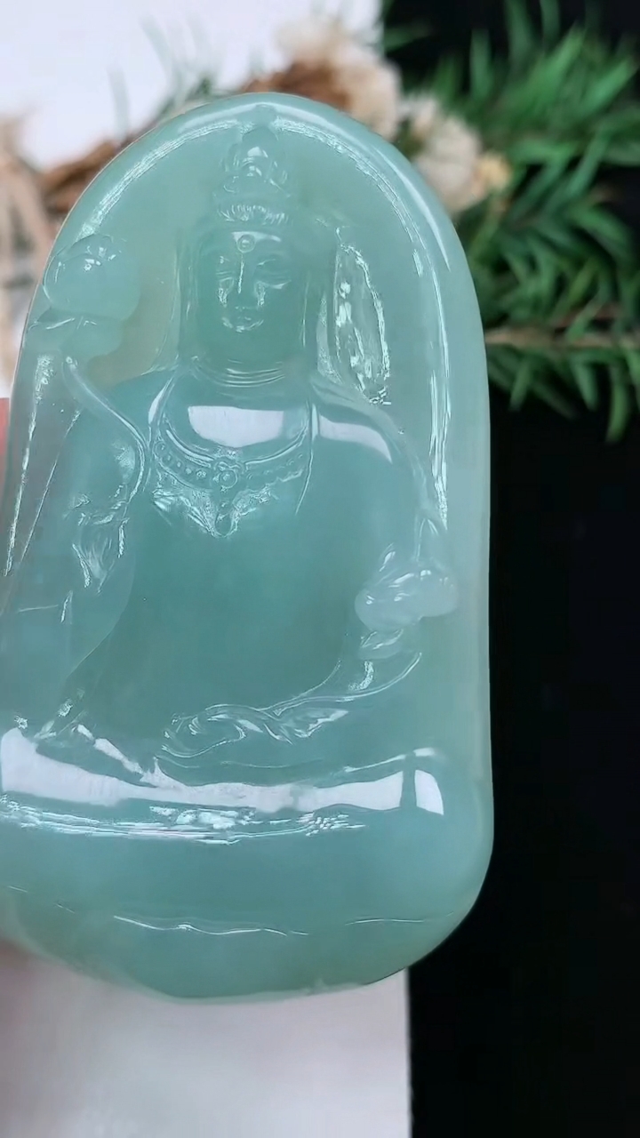 天然A货翡翠大势至观音菩萨吊坠，尺寸66.4-40-9.8，重量:50.00g
3月28日