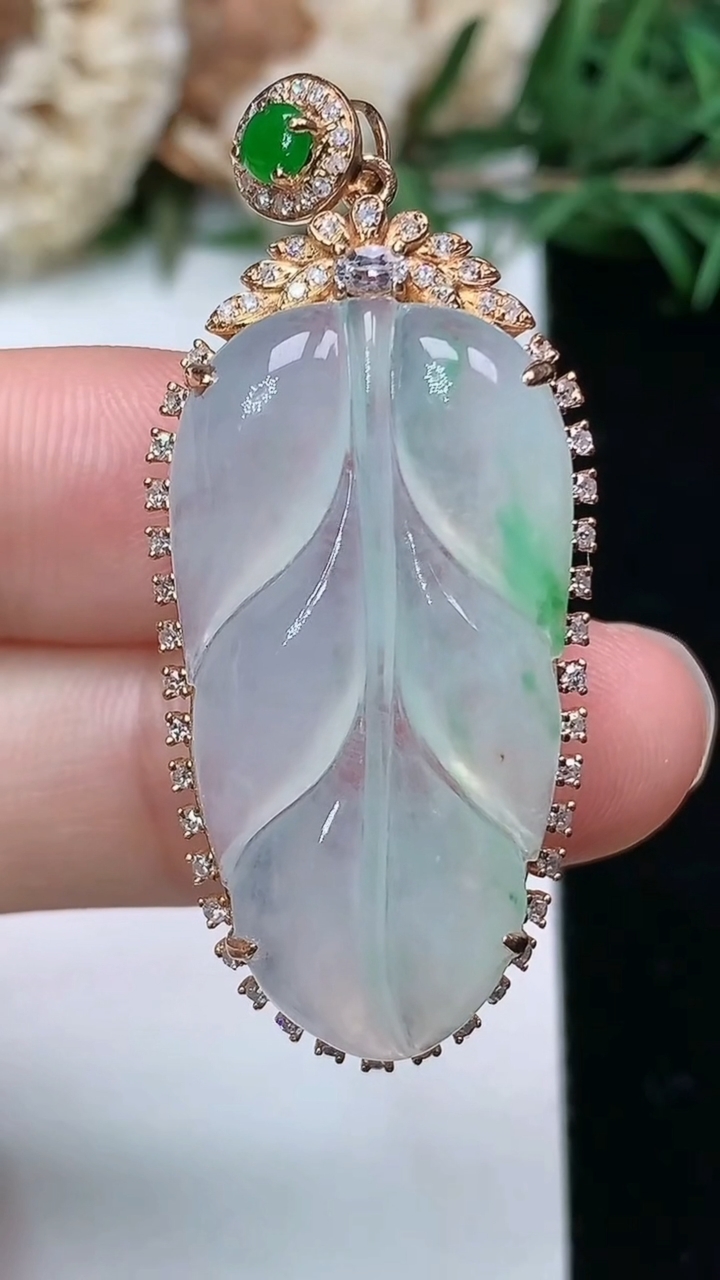 天然A货翡翠金枝玉叶 叶子吊坠，尺寸43.6-19-8，裸石31.8-16.4，重量:6.58g
3