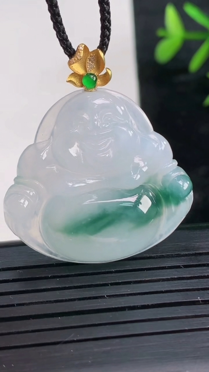 天然A货翡翠种飘花佛公吊坠尺寸30.9-33.7-5.7重量:9.35g
3月28日