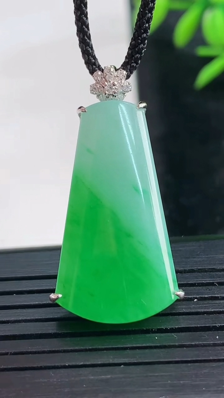 天然A货翡翠无事牌吊坠尺寸28.8-17.3-5重量:5.16g
3月28日