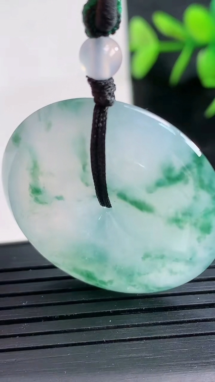 天然A货翡翠种飘花平安扣吊坠尺寸32.6-6.2重量:15.20g
3月28日