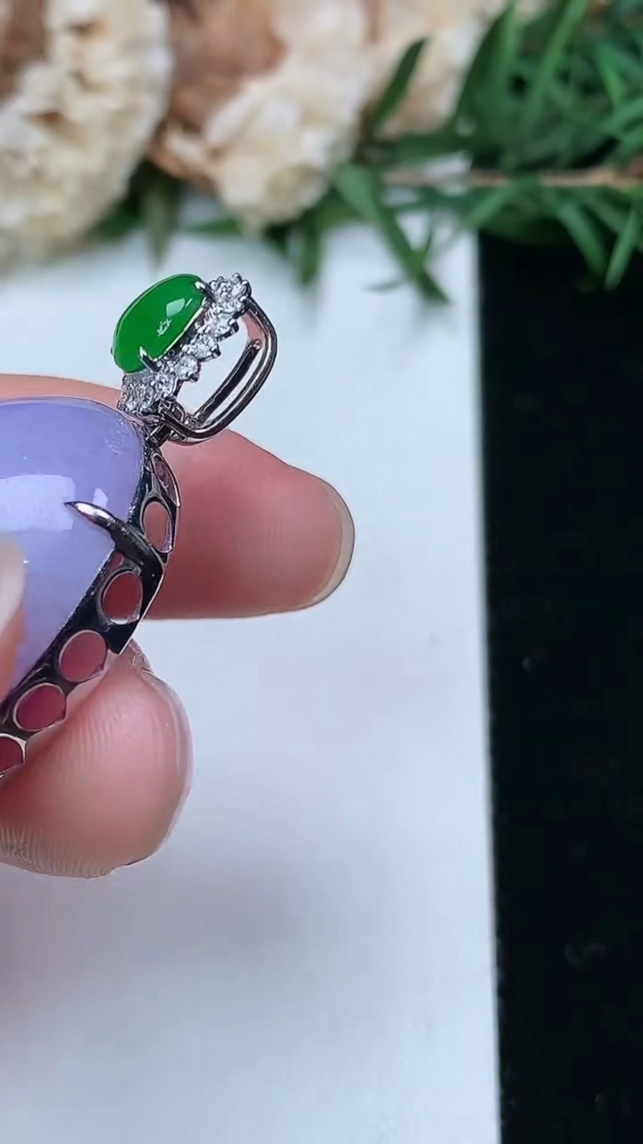 天然A货翡翠k金紫罗兰蛋面吊坠，尺寸24.5-21-13，重量:13.00g
3月28日