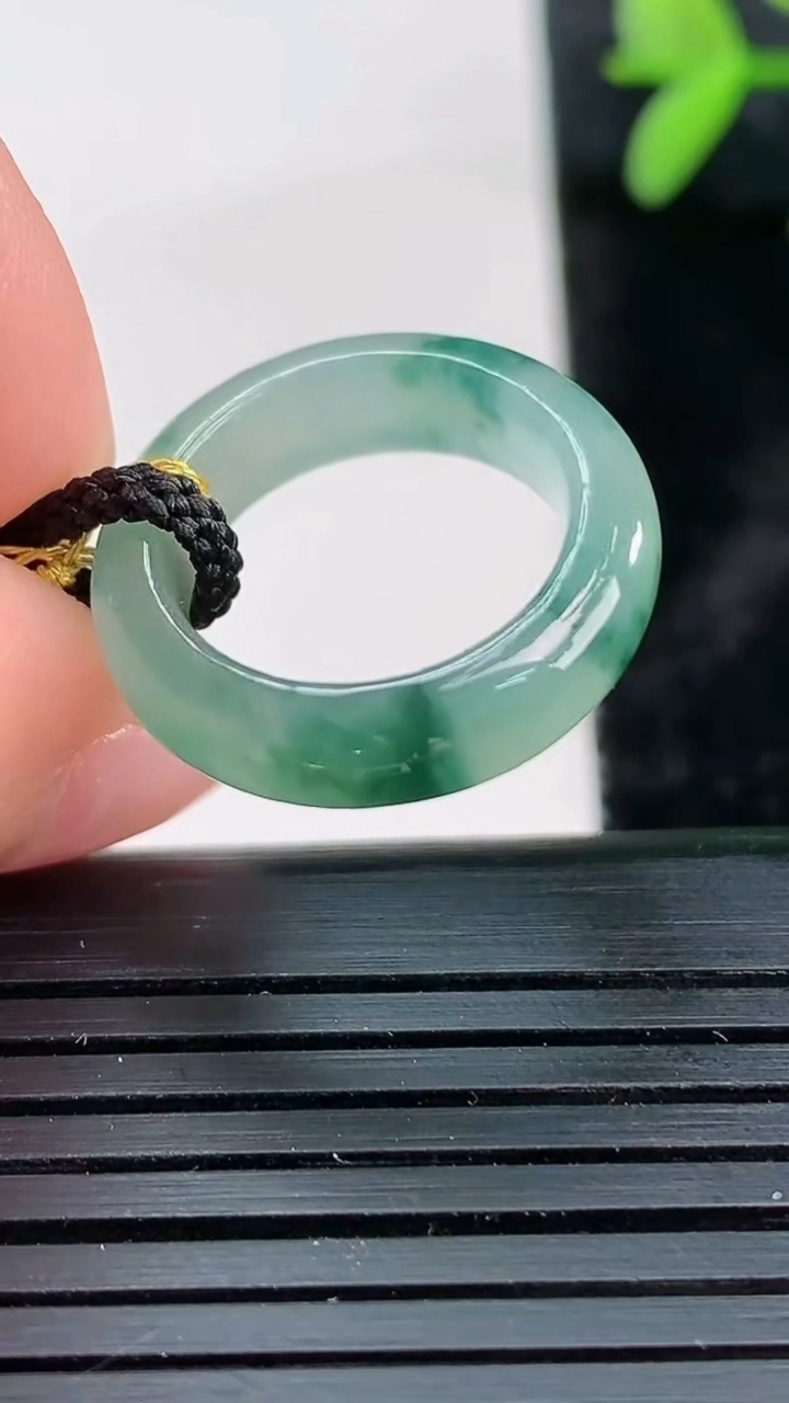 天然A货翡翠冰种飘花指环戒指尺寸14.6-5.1-3.3重量:2.75g2026年3月28日
工厂直销收藏佳品,种好水足，色泽均匀，有种有色，上手高大气！
