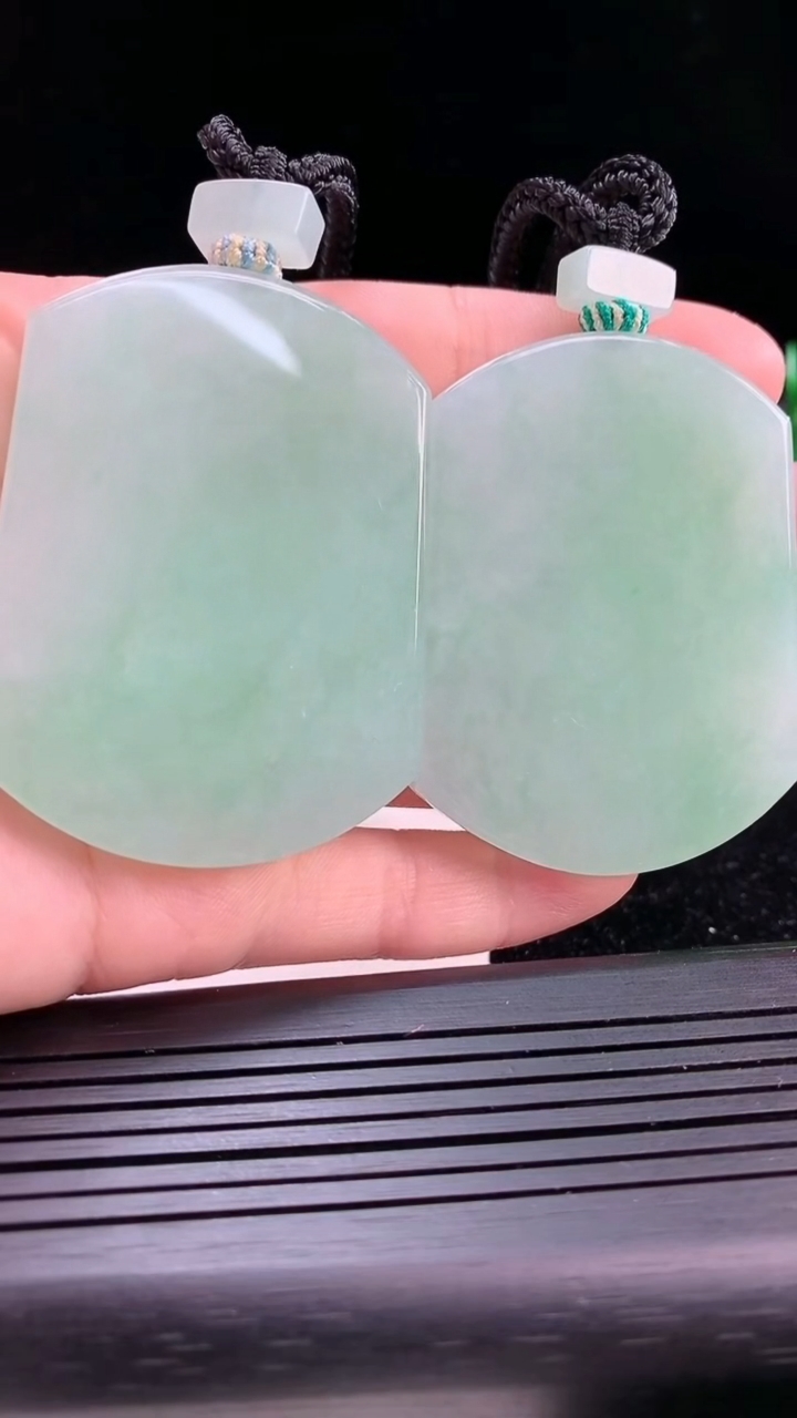 天然A货翡翠无事牌吊坠一对尺寸53.8-40.3-5.7重量:43.03g
3月28日