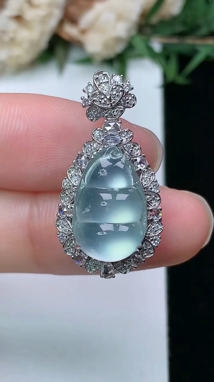 天然A货翡翠白冰福豆吊坠，尺寸27.4-14.2-9.9，裸石14.7-9.6，重量:4.10g
3