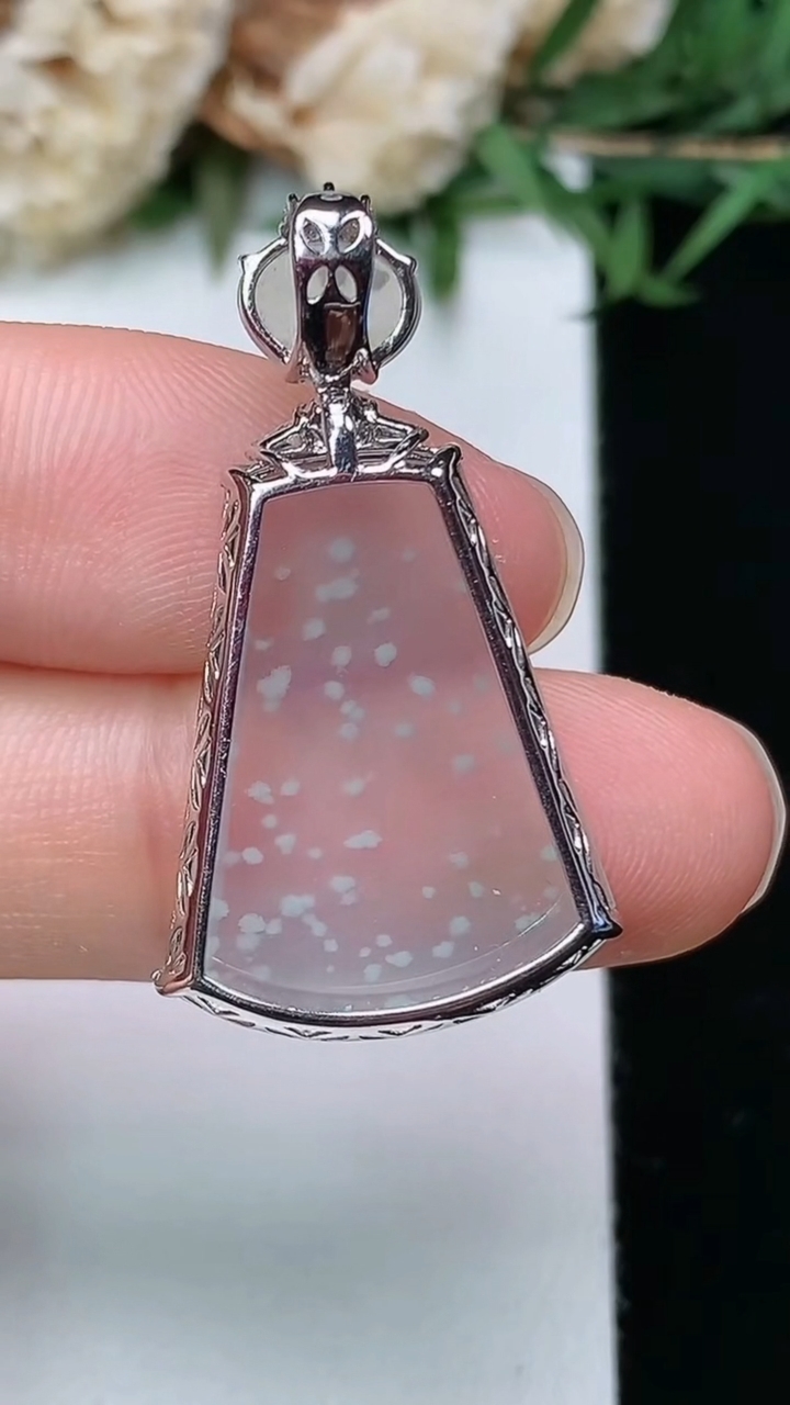 天然A货翡翠白冰无事牌吊坠，尺寸32.2-22.2-16.2-4.7，重量:2.71g
3月28日