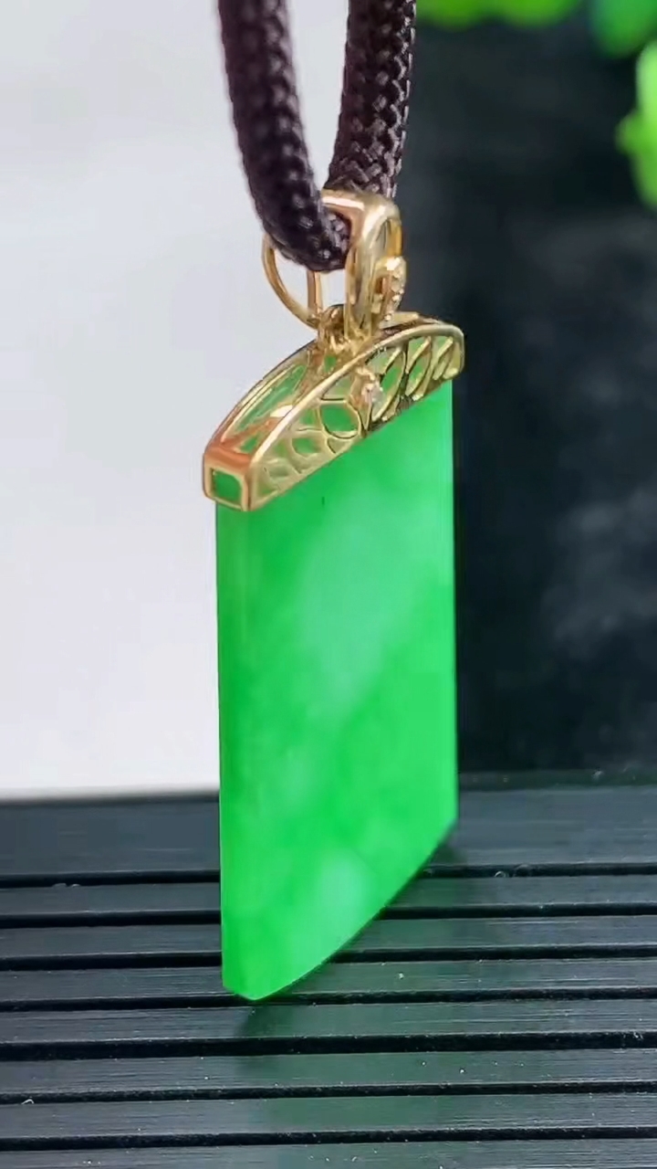 天然A货翡翠无事牌吊坠尺寸29.6-15.8-1.8重量:3.23g
3月28日