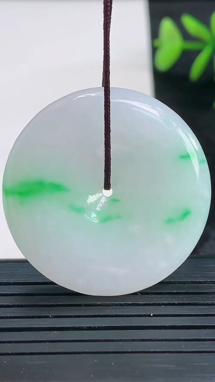 天然A货翡翠平安扣吊坠尺寸33.7-5.7重量:14.14g
3月28日