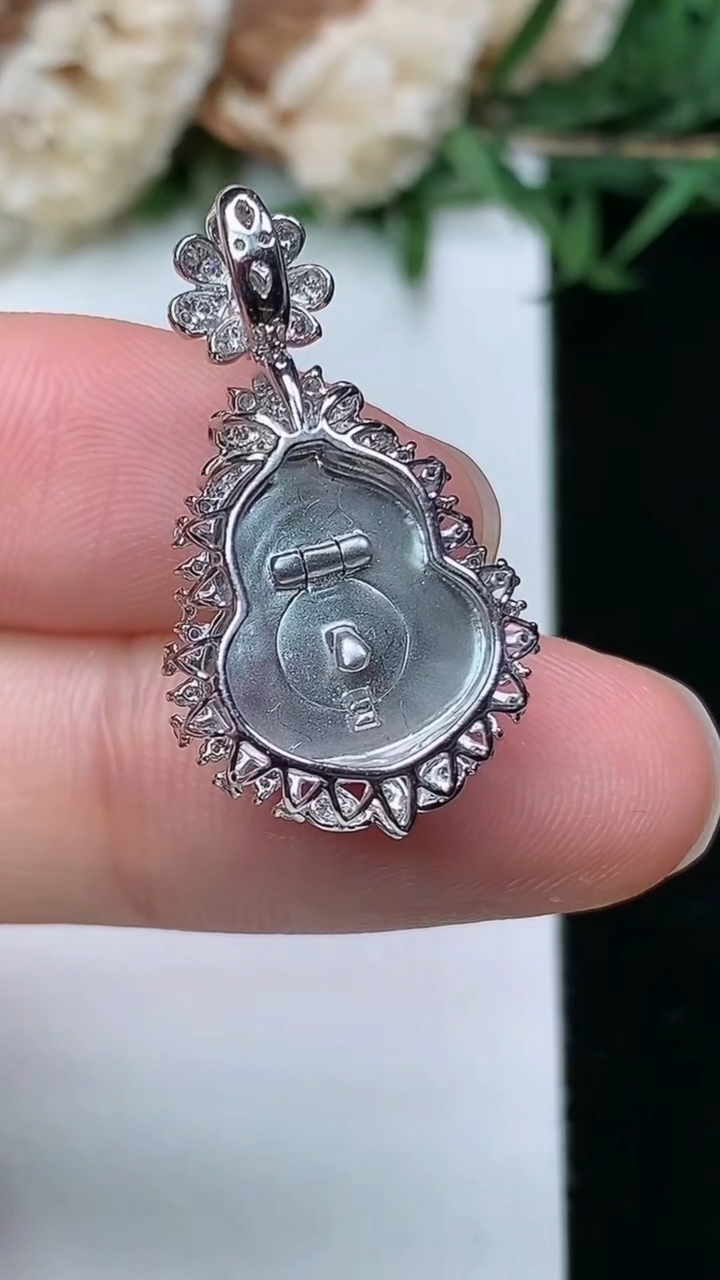 天然A货翡翠k金紫罗兰 飘花葫芦吊坠，尺寸26-14.7-9.2，裸石12.8-12，重量:3.31g
3月28日