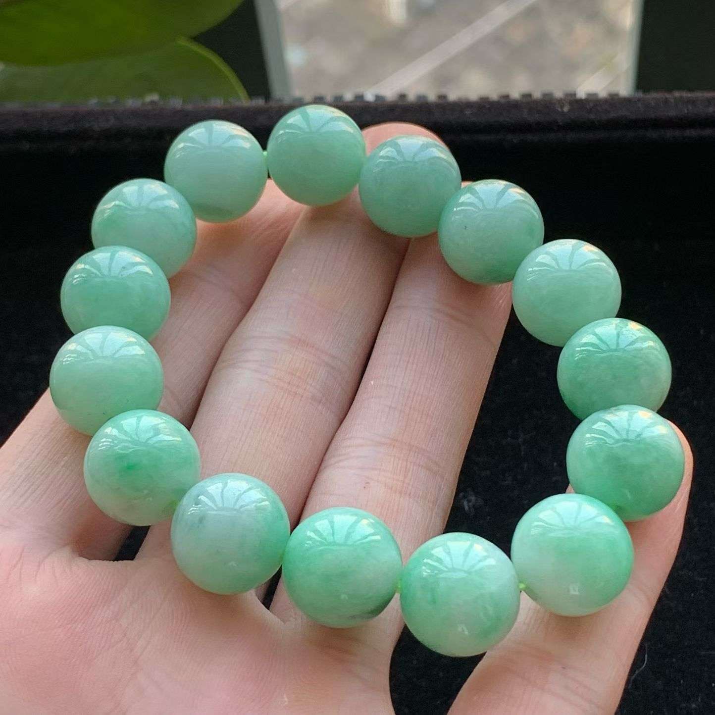 A货天然翡翠冰糯种满绿手串14颗重量71.59
3月28日