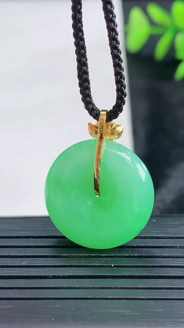 天然A货翡翠平安扣吊坠尺寸19.6-5.2重量:4.49g
3月28日