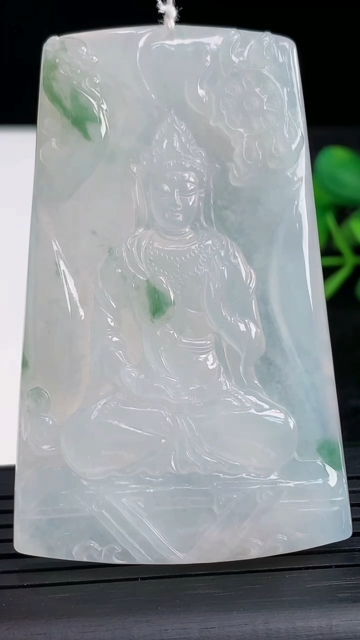 天然A货翡翠冰种飘花观音菩萨吊坠尺寸67.3-42-5重量:36.92g
3月28日