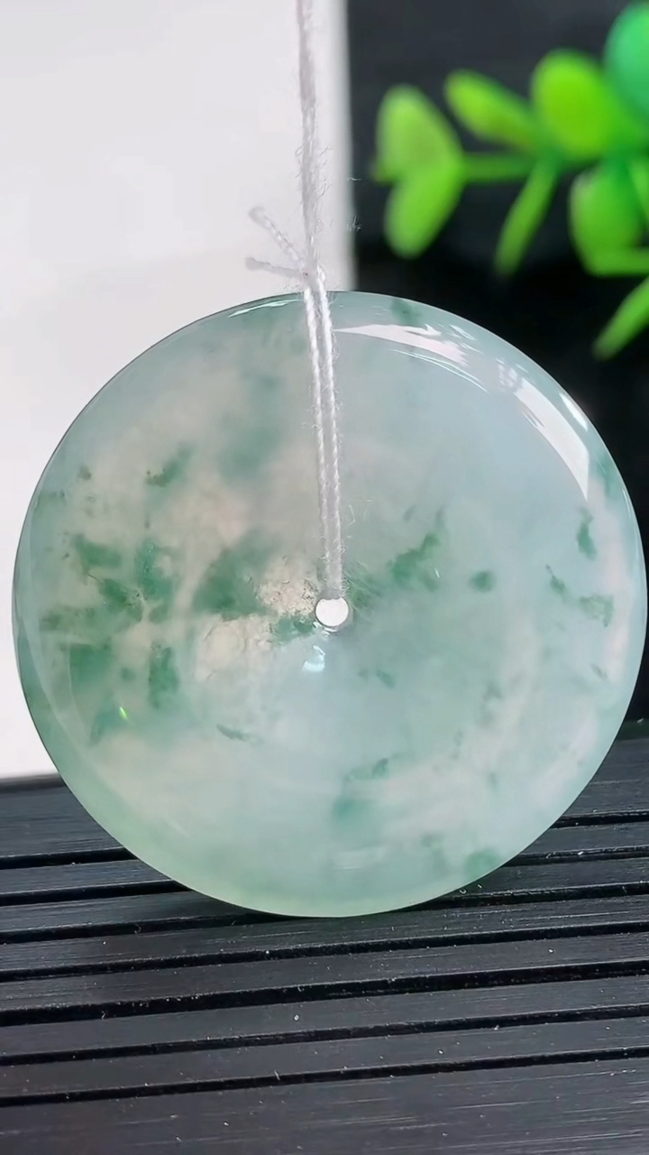 天然A货翡翠种飘花平安扣吊坠尺寸33.2-5重量:11.87g
3月28日