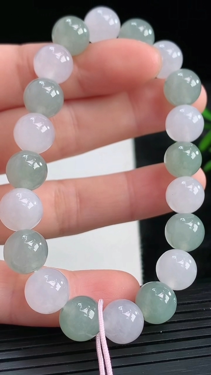 天然A货翡翠圆珠手串尺寸9.2-2.颗重量:28.51g3月28日
工厂直销收藏佳品,种好水足，色泽