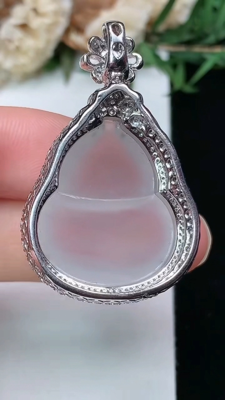 天然A货翡翠白冰葫芦吊坠，尺寸38.3-23.8-12.9，裸石23.4-19.4，重量:8.42g
3月28日