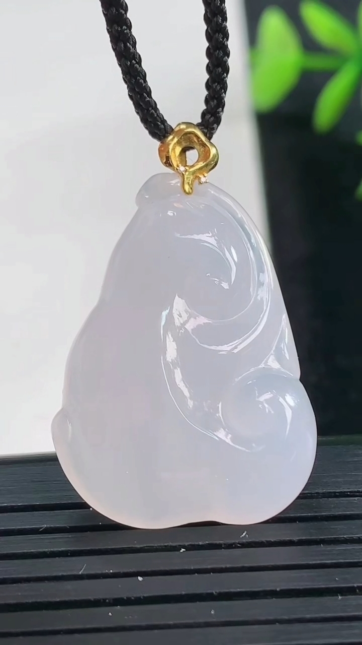 天然A货翡翠种白冰如意吊坠尺寸28.7-21.5-5.9重量:6.87g
3月28日