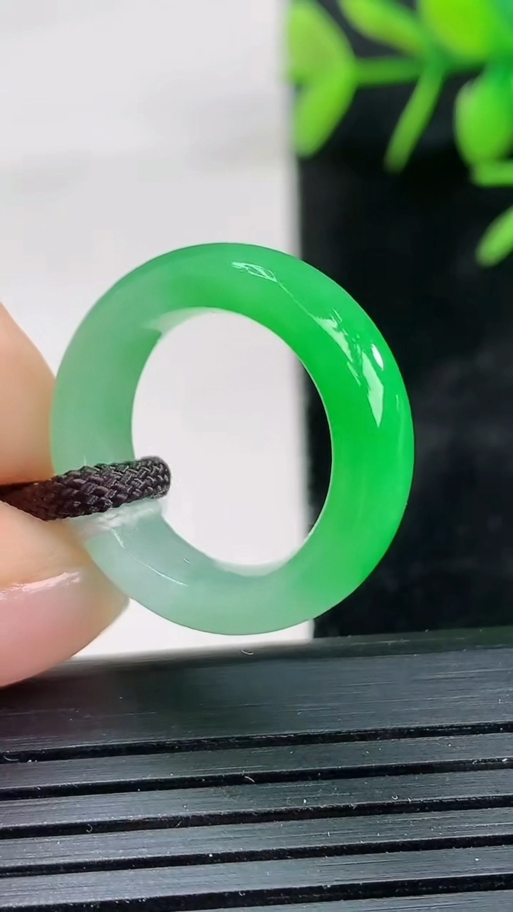 天然A货翡翠指环戒指尺寸15.4-5.8-3.8重量:3.88g2026年3月28日
工厂直销收藏佳品,种好水足，色泽均匀，有种有色，上手高大气！