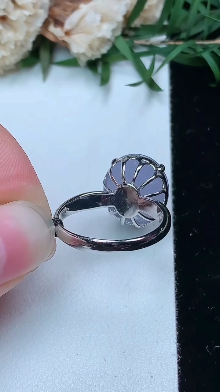 天然A货翡翠k金紫罗兰蛋面戒指，尺寸17.4-13.6-12，重量:4.58g2026年3月28日
工厂直销收藏佳品,种好水足，色泽均匀，有种有色，上手高大气！