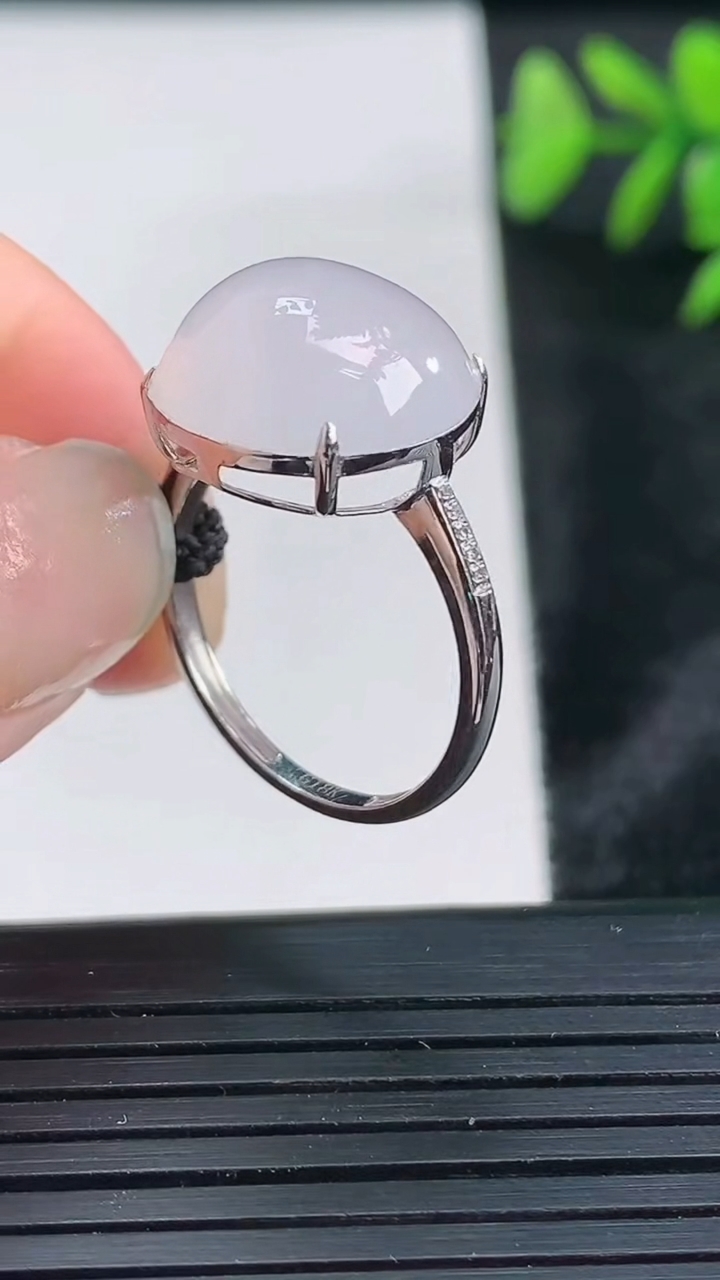 天然A货翡翠种白冰蛋面戒指尺寸17.7-14重量:3.58g2026年3月28日
工厂直销收藏佳品,种好水足，色泽均匀，有种有色，上手高大气！