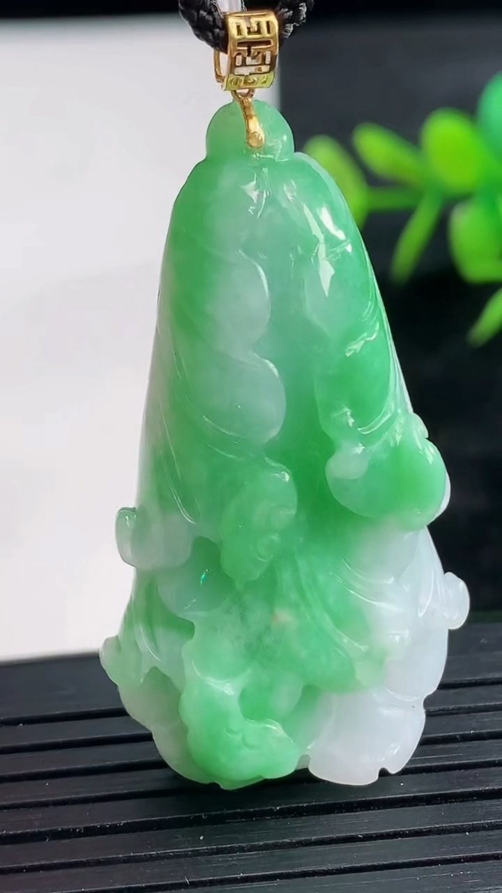 天然A货翡翠白菜吊坠尺寸44.1-24.6-11.4重量:17.67g
3月28日