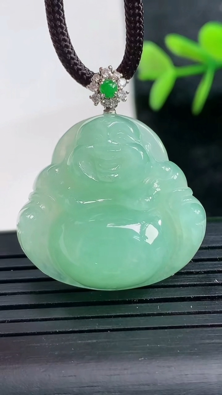 天然A货翡翠佛公吊坠尺寸25.8-27.7-8.5重量:9.59g
3月28日