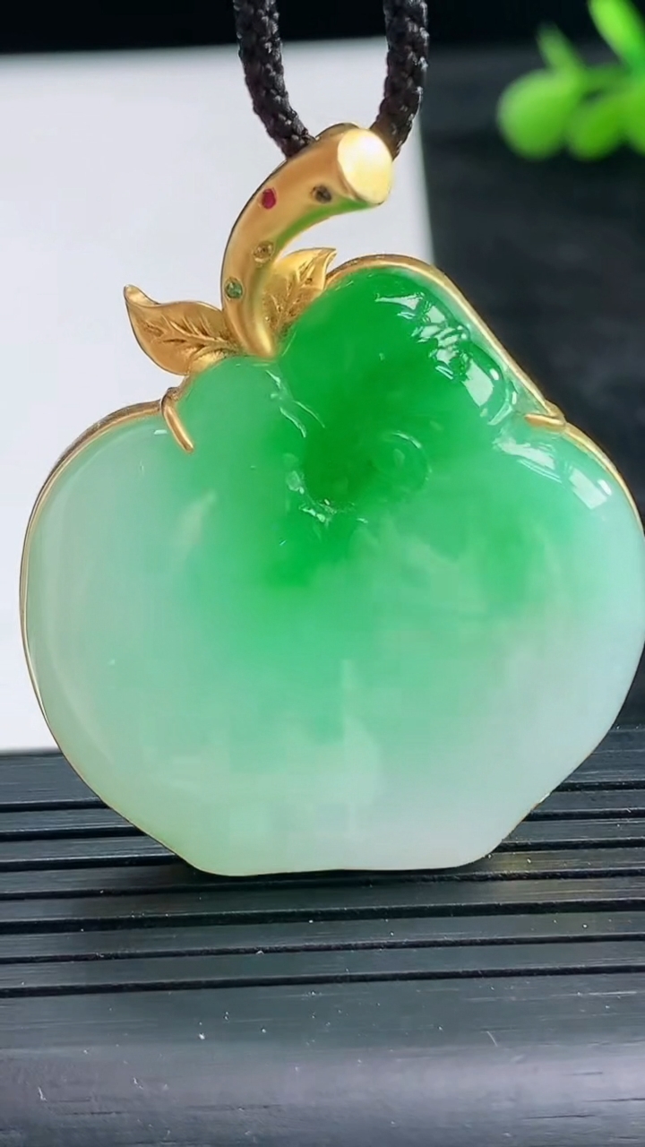 天然A货翡翠苹果吊坠尺寸42.6-35.4-35.7-7.2重量:22.26g
3月28日