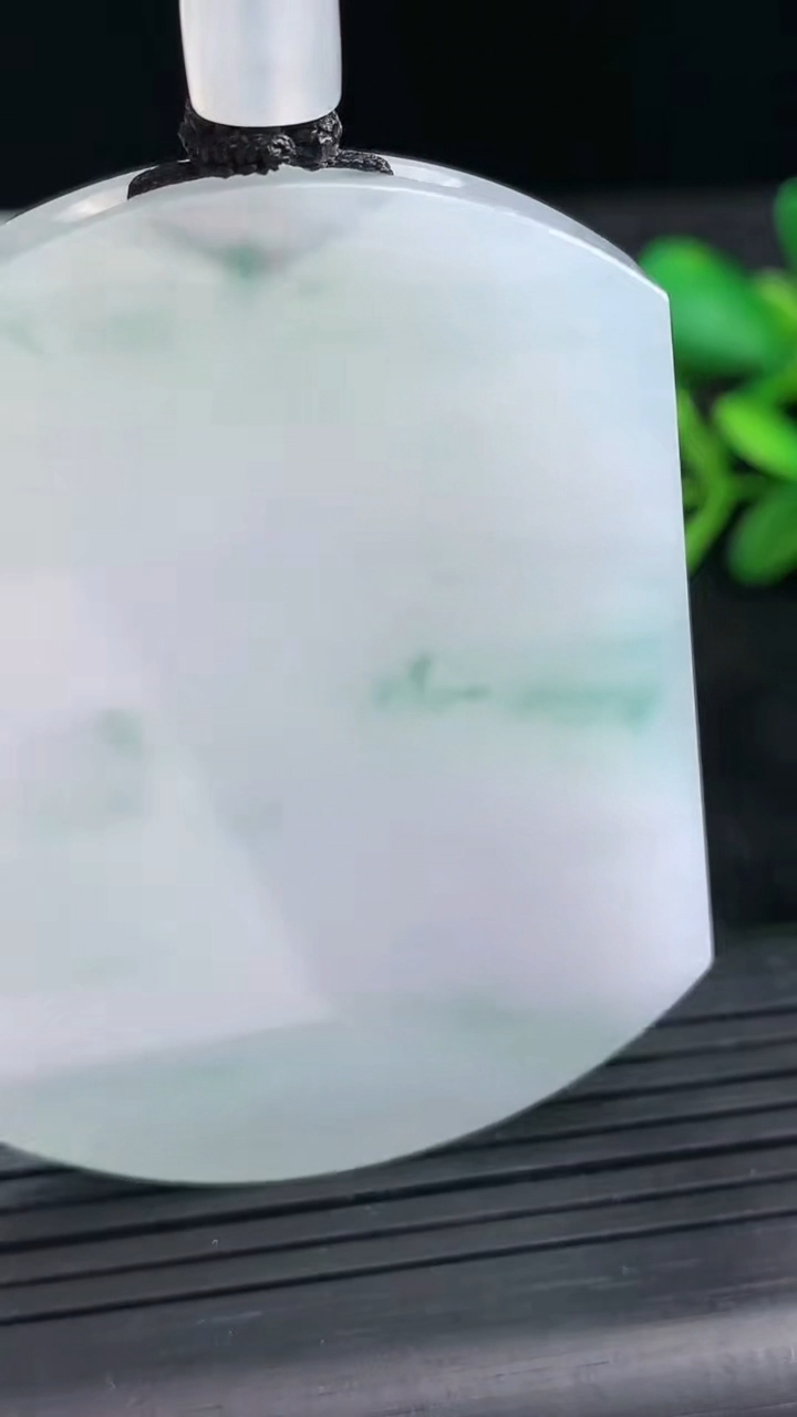 天然A货翡翠冰种飘花无事牌吊坠尺寸56.5-43.7-5.5重量:43.08g
3月28日