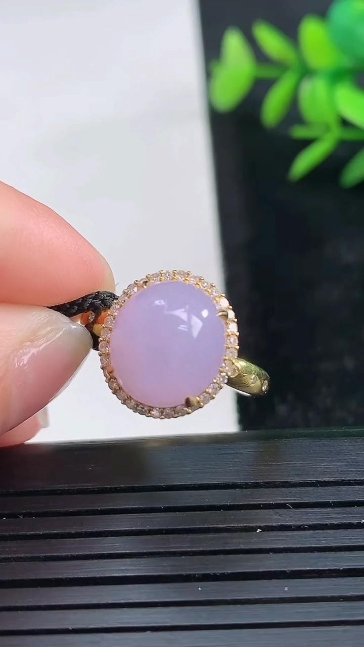 天然A货翡翠18K金紫罗兰蛋面戒指尺寸17.6-11.4-10.2重量:4.17g2026年3月28日
工厂直销收藏佳品,种好水足，色泽均匀，有种有色，上手高大气！