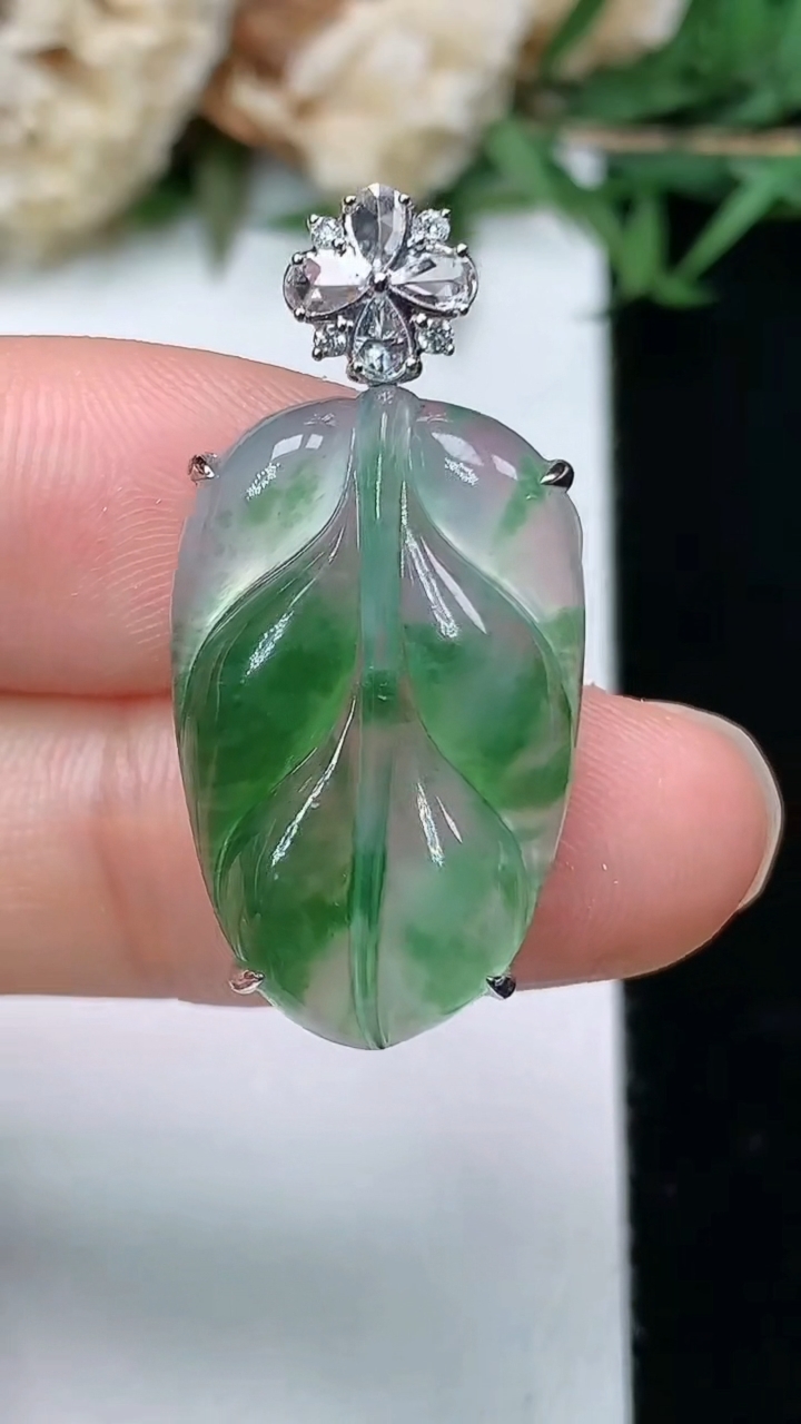 天然A货翡翠金枝玉叶 叶子吊坠，尺寸23.6-14.8-6.5，重量:3.99g
3月28日