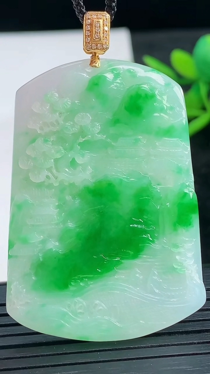 天然A货翡翠山水牌吊坠尺寸48.7-34.3-3.9重量:17.06g
3月28日