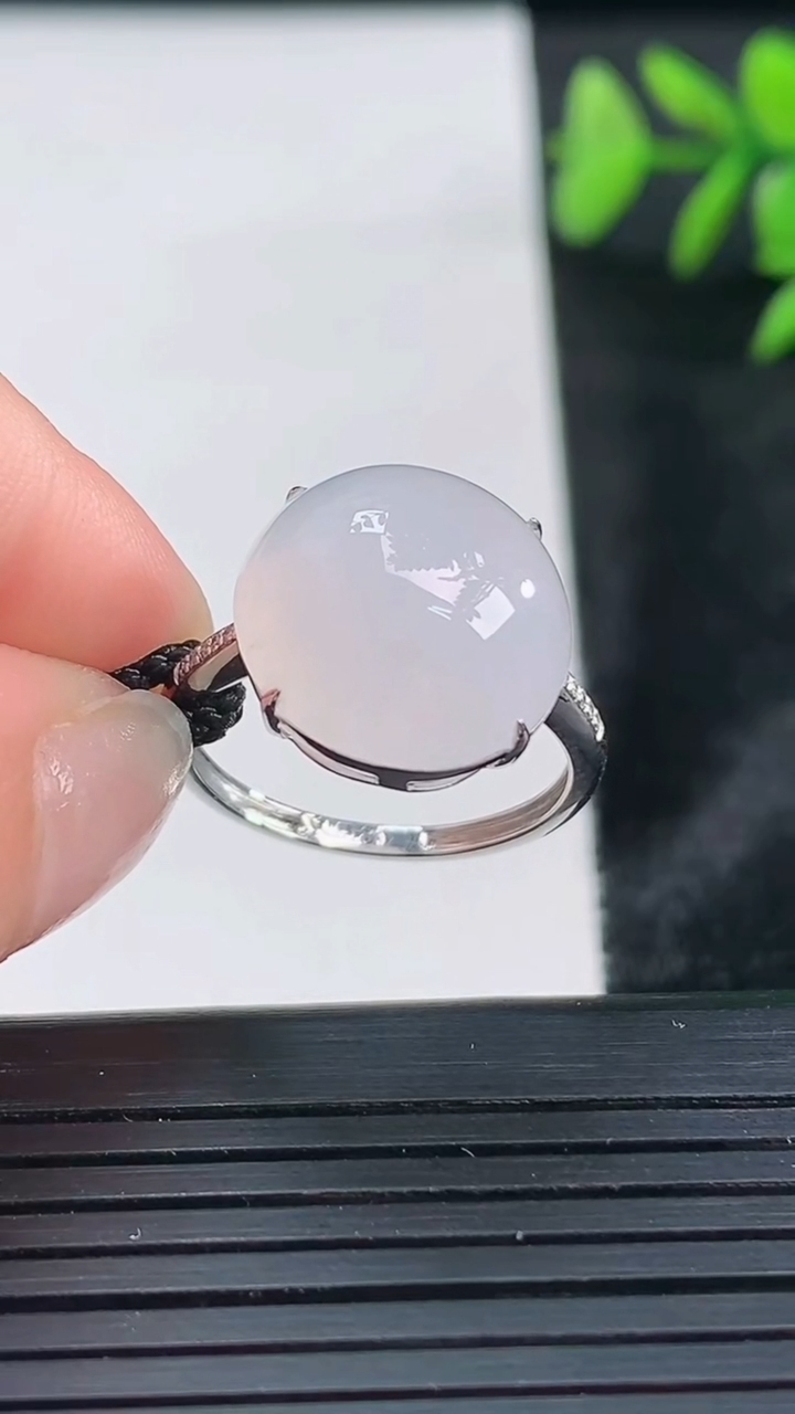 天然A货翡翠种白冰蛋面戒指尺寸17.7-14重量:3.58g2026年3月28日
工厂直销收藏佳品,