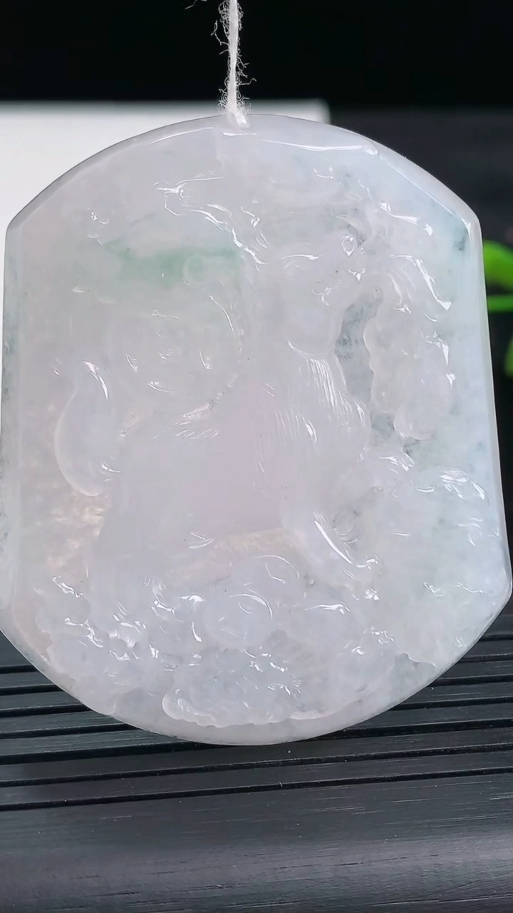 天然A货翡翠冰种飘花生肖狗吊坠尺寸52.6-43.8-5.9重量:29.42g
3月28日