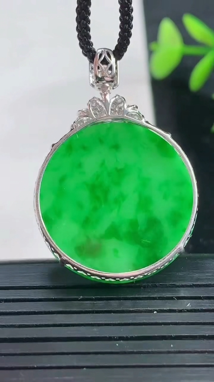 天然A货翡翠无事牌吊坠尺寸36.9-25.4-5.4重量:4.98g
3月28日