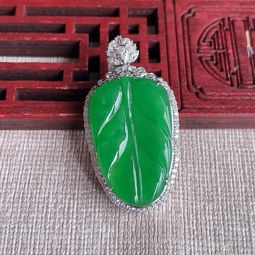 天然A货翡翠18K金伴钻镶嵌阳绿叶子金枝玉叶吊坠 
尺寸35.5-18.5-9.8裸石24.6-15.6mm 重量9.96g 0326