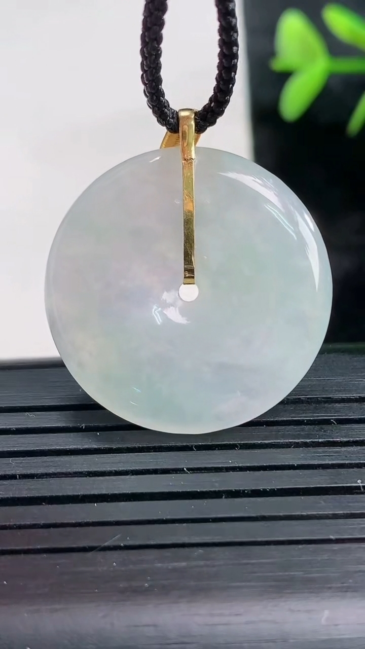 天然A货翡翠平安扣吊坠尺寸26.6-4.5重量:7.20g
3月28日