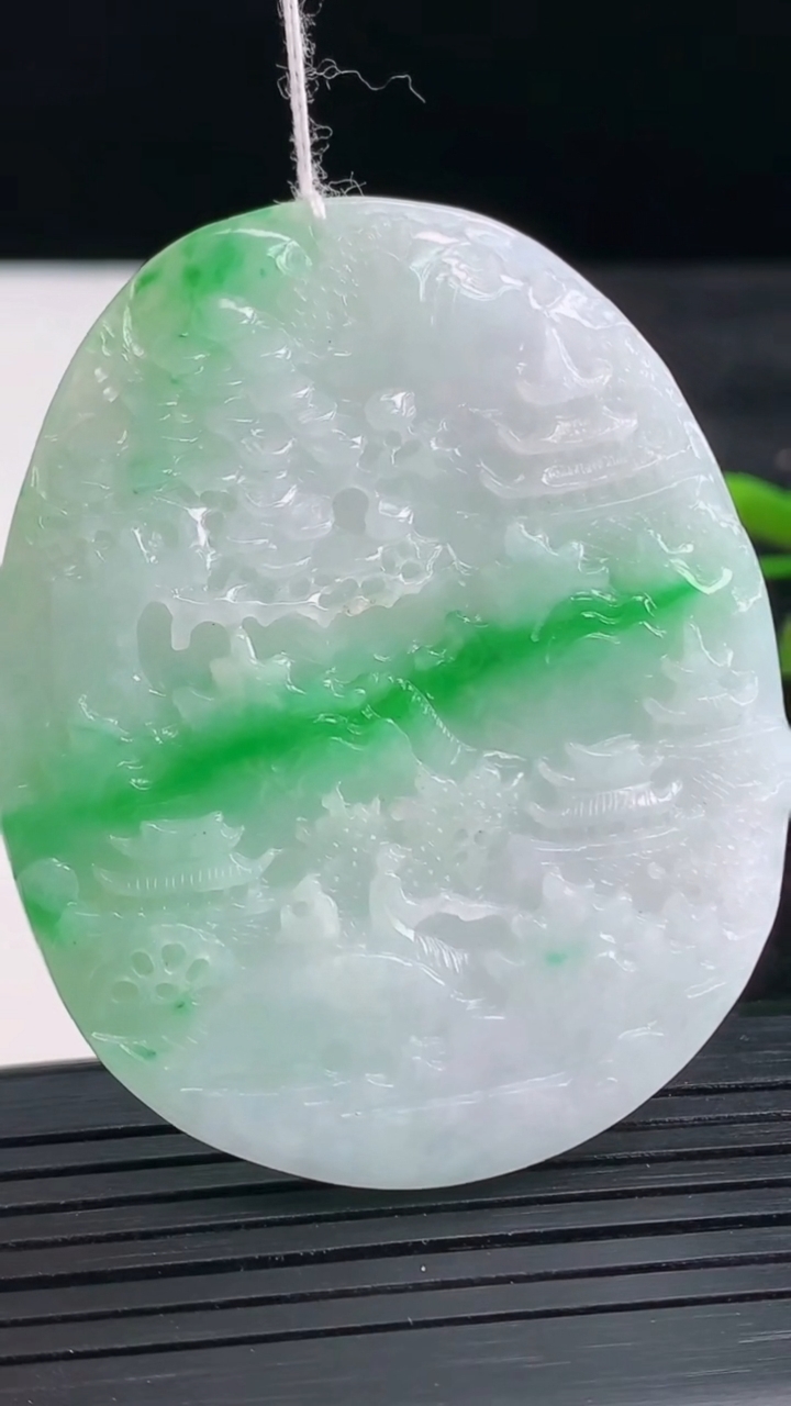 天然A货翡翠山水牌吊坠尺寸56.7-45.2-5.2重量:29.80g
3月28日